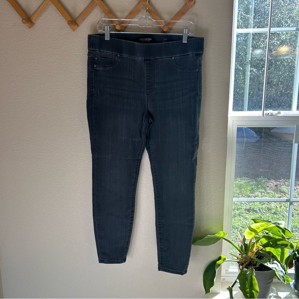Liverpool The Slim Pull On Jeans Jeggings Skinny Size 12/31 Dark Wash Black BIN4